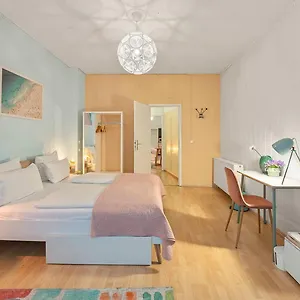 holiday-33-apartment-s-bahn-schonhauser-allee.find-berlin-hotels.com/